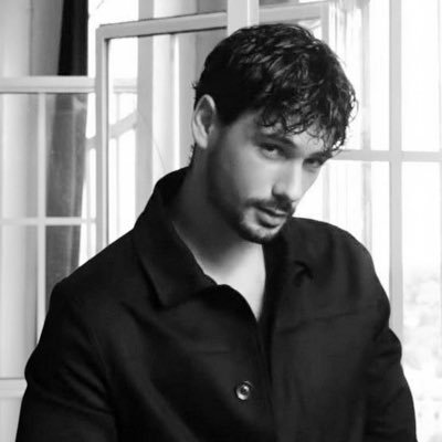 llluval's profile picture. my old acc died so here I’m again