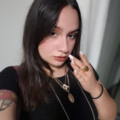 comadrecarnica's profile picture. designer ilustradora top voice no linkedin e conhecida em belo horizonte como caralhítica comunidade #open2freela