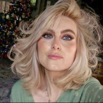 Nina_clo's profile picture. Welcome to my world.
CA.                                             Eucatastrophe ⭐️🌼⭐️   😁 Never mind, terug op die ou wëe!