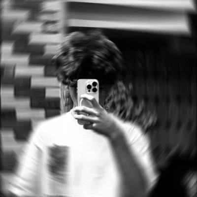 tfhemmthatsidee's profile picture. at least we are looking at the same moon.