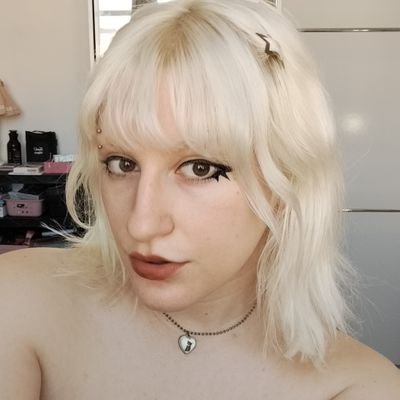 isaqora's profile picture. faço umas artes e gosto de bichos | design - ufn