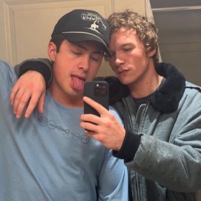 taem2in's profile picture. just thinking about heated rivalry