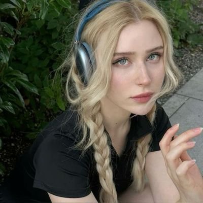 decantevole's profile picture. 𝜗ৎ 𝗡𝗶𝗻𝗮: Not light, not dark — just Novak. Josephine Novak. Slytherin, 1AU4005: Divination, Ancient Rune, History of Magic.