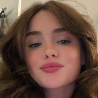 ju_dii2's profile picture. أنا لا اصُلحَ للوسَيطة ، أمَا عُمقاً يستحيل نسيانة أو لا شيء تمَاماً .✨