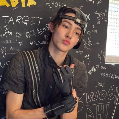 spiderperez11's profile picture. oscar piastri de día, checo pérez de noche