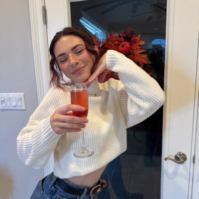 lightsoutamber's profile picture. ur father • 🍒• somewhere stuck in a book