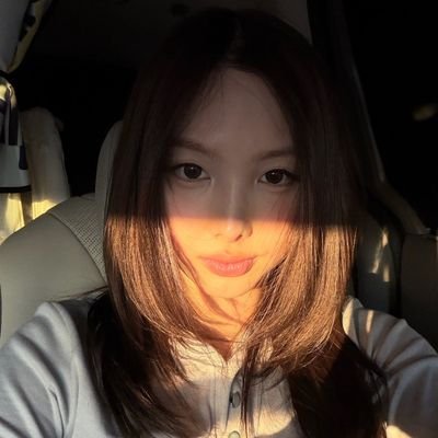 twicenzzoslife's profile picture. jihyo y yo tomando unas cervezas