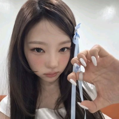 hollishaerin's profile picture. whewwww