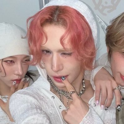 sovzuha's profile picture. she they . . akiangel’s ⋆.˚ xlov & bonedo ୧ ‧₊˚ 🍜 ⋅