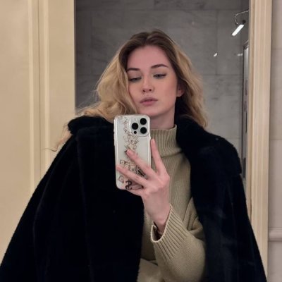 ZooeyEllison__'s profile picture. Zoey is of Russian and British descent：I invest so that I can have a bright future