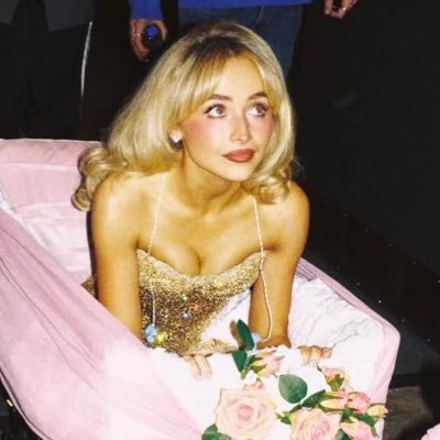 dangerouslysabs's profile picture. just a girl who loves female artists.