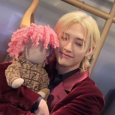 Andreacarr98's profile picture. 💙Stray kids 💙 Bang Chan wolf 🐺 🐿️🐶🐣🦊
