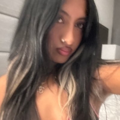 lesbiamanon's profile picture. freud já ia soltando a franga mas viu a moça filmando e parou de dançar