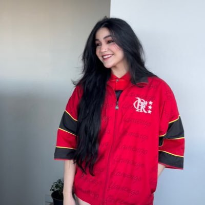 ThabataRiani's profile picture. Estudo Direito por linhas tortas. Gente fina, mas não de corpo. Metaleira de mentirinha e projeto fracassado de gótica. Puxo ferro mas bebo (muita) cerveja.