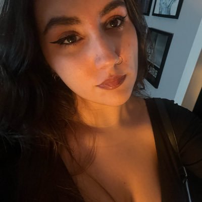 arrebatodeamor's profile picture. Dicen en la costa que hará frío en la tele. Traducción francés y alemán, juegos, cine y letras.