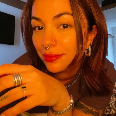 camilapsos's profile picture. os cães ladram e a caravana passa