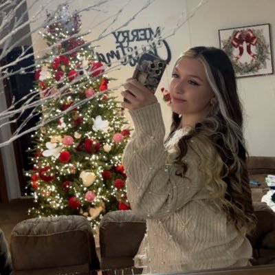 lifeotterspace's profile picture. 🇺🇸• 22 • The Mom that plays COD! • I’m Happy to be ALIVE! • Gamer & Content Creator • Spam @otterthiswrld