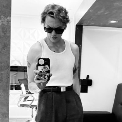 slut4jamiebower's profile picture. 19 | jamie’s hands enthusiast | loustat‘s third