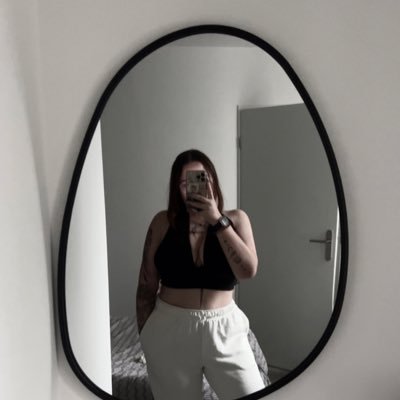 alasbae's profile picture. i deserve an oscar but i already have oscar piastri 🦦