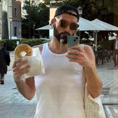 viktorvrd's profile picture. Pop culture & politique ✨