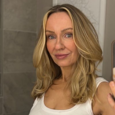 yogamanic's profile picture. Yoga Instructor/Spreadsheeter #yogaeverydamnday #LFC #YNWA Raise the frequency✌️❤️🙏 Mindful & mindless in equal measure. Scottishy. YouTube: @ThroughBWEyes