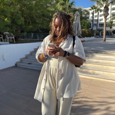 AnitaNkadi's profile picture. 25 | senior creative babe | graphic designer, illustrator & motion designer