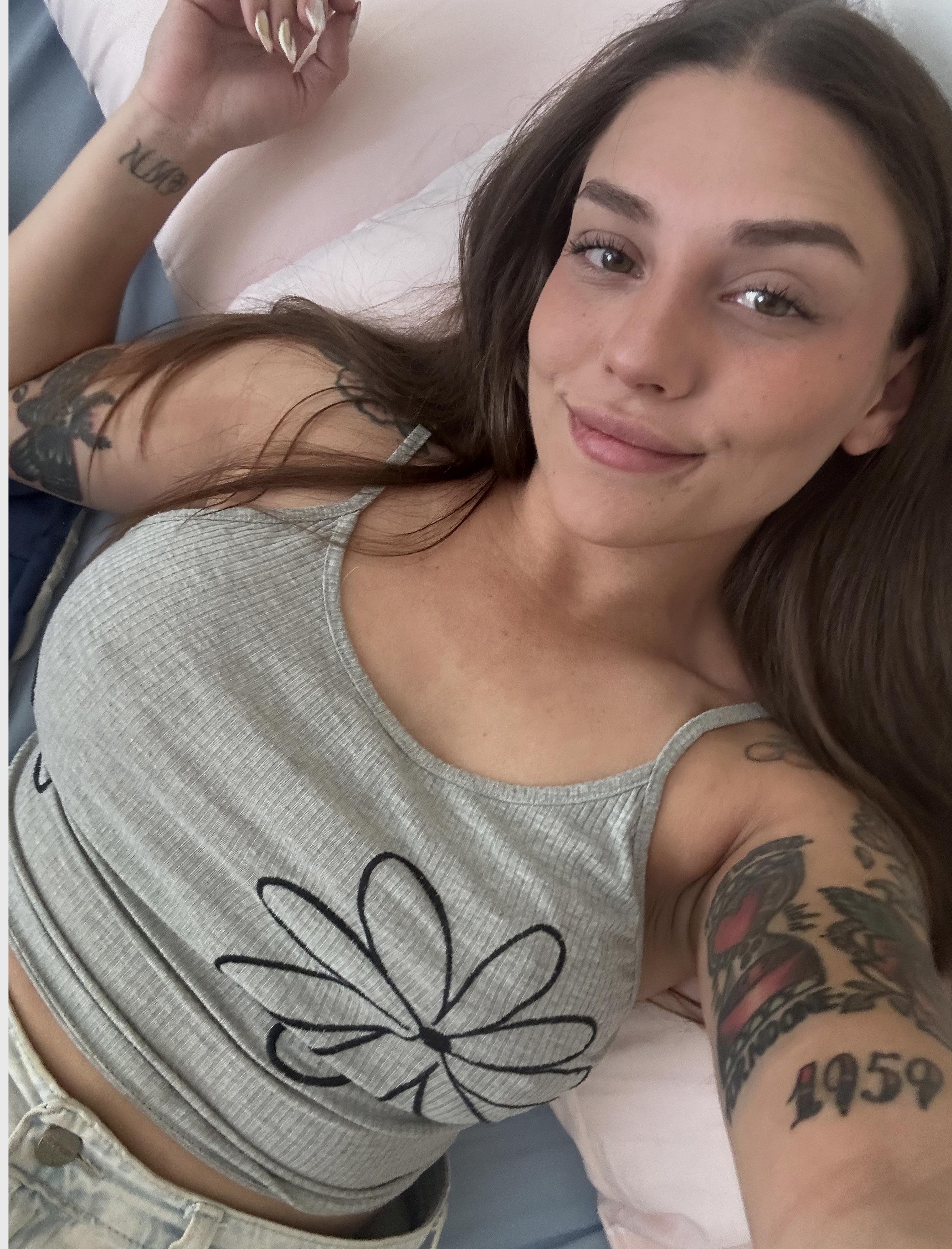 emzleblanctjh's profile picture. hi stranger im Emma
here for a good time so msg me? or follow me? dm me :)