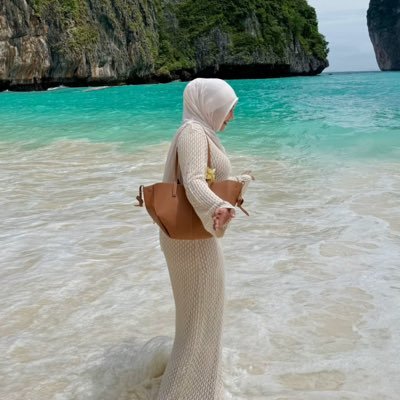 alyssacaca_'s profile picture. money oriented sayang |F22 / 155 / 55 / 38C | ga respon fake akun 😘