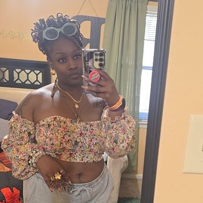 Rhon_dini's profile picture. iTweet on 2 occasions.  #educated #proBlack #momgang #girlmom