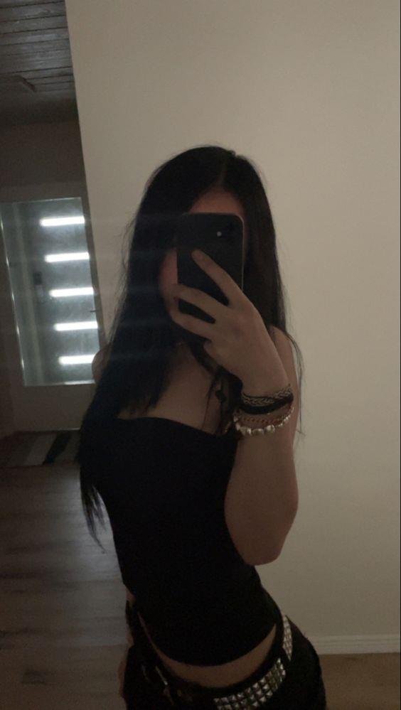 Valana_Yarbrou's profile picture. This is simply my spam page... Please support my real account @ZusiiSweets