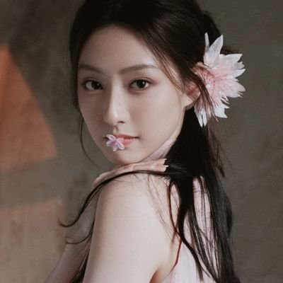 HeavxenIy_'s profile picture. 𝐈𝐋𝐋𝐔𝐒𝐈𝐎𝐍 ✽‌  ──  HF1MS6015 • Lunara Draymere Corven •  romanticizing solitude and self-growth 📖
ink-stained fingers.