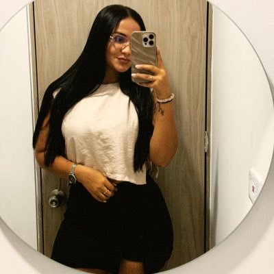 PaolaVillafae's profile picture. Aquí solo tomamos malas decisiones   🇨🇴