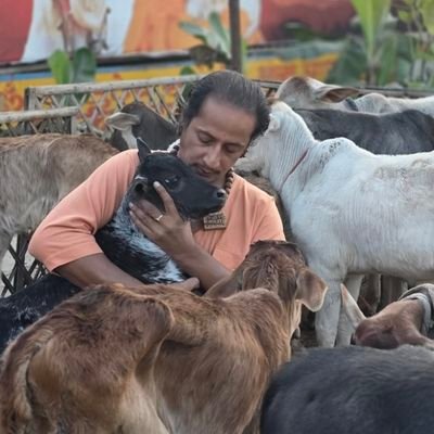 jagatguruji1008's profile picture. (1) गौ माता के मध्य में मेरा वास हो यह मेरी भी मनोकामना है:- श्रीकृष्ण

(2) गौ रक्षा के लिए जो अपने प्राणों की परवाह नहीं करते वह मेरा ही स्वरूप हैं :- महादेव