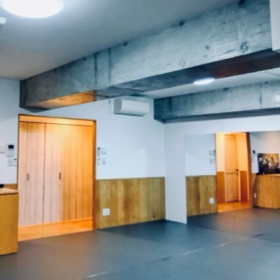 MASHIRA_Inc's profile picture. 池袋から徒歩15分、尋玲(じんれい)Studioは、株式会社MASHIRAが運営する、都心の新しい文化芸術拠点です。 スタジオ内広さ45㎡、天井高2.5〜最大3mで、防犯性の高いクローズドな空間と、高い防音性、清潔感のある、打ちっ放しコンクリート×和モダンな、さまざまな用途に活用できるスタジオです。