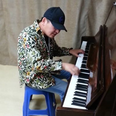 nona861212's profile picture. LG Houses Zi in window, Wa express center