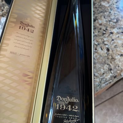 itsjustbobbyv's profile picture. 