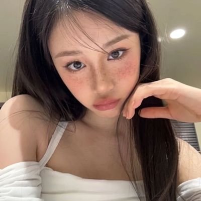 lunzyic's profile picture. e. ﹙울다.. “✿.”) doucelette en lueur 's. ♡ mielé aurelise drift; clairiette honeydew-glint, nectar-sweet sphere. 'midst of bloomchant douce.