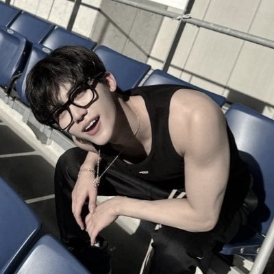 youneed2letitgo's profile picture. 有小猫 ( @vacationpun ) 了