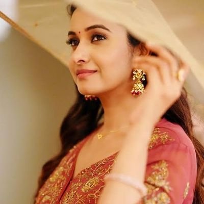 ReginaVj2's profile picture. ❤ArdentFanOfVIJAY 
CSK💛 #OTFC
❣️யாரும் என்னை சந்தோசப்படுத்த வேண்டாம் கஷ்டப்படுத்தாமல் இருந்தாலே போதும்
 ஏதோ வாழ்ந்துருவேன்.
Temporary Is Permanent❣️ Listener🎧