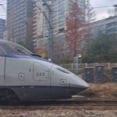busrailroa94045's profile picture. 노래 듣거나 부르는걸 좋아하는 평범한 버철덕의 X계정입니다~! 주로 버스,철도를찍으며 가끔씩 퍼슈트를찍고 코노에서 스페도킵니다~! 아직 초짜지만 잘부탁드립니다~!(이름에서 추가할것 : 25/12/30 일 한국민속촌 오랜만에 방문)