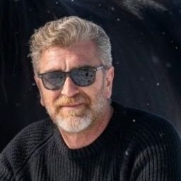 baybars_emre12's profile picture. bir vuslat var yıldızlardan daha uzak💜bir mirâç var yerden daha yakın💜kapısız dergâh bu
eşiği de yok desturu da💜cümle yandık âşk olduk vuslat değil mirâç bu