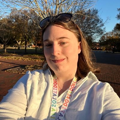 helloitsmall's profile picture. 