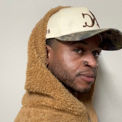 JamesLaVelle_'s profile picture. bats eyelashes, blank stare 🖤