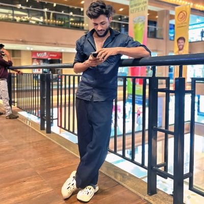 Shubhamydv24's profile picture. 