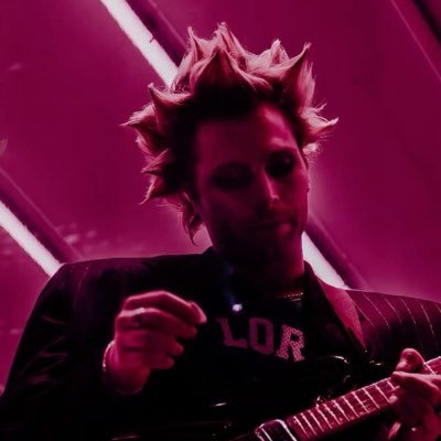 whenfacingchloe's profile picture. ‧₊˚♪ 𝄞₊˚⊹ a sunrise in sydney that's burning for days