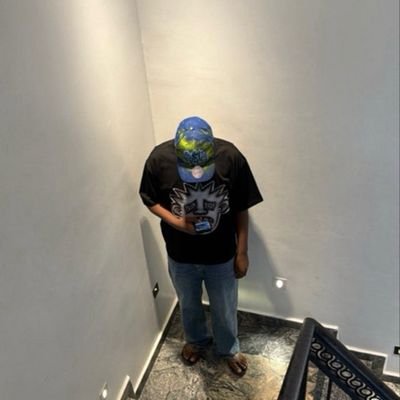 larelowkey's profile picture. ❤️ & 💡