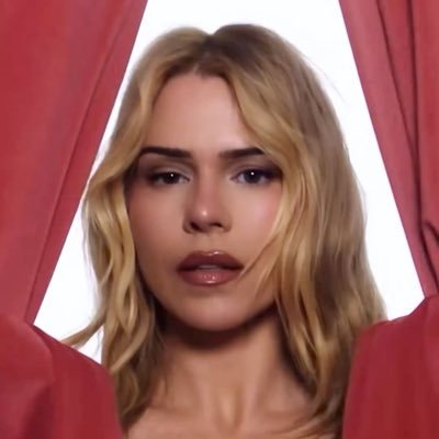 holdinontostars's profile picture. | she/her | e questo è il fiore del partigiano