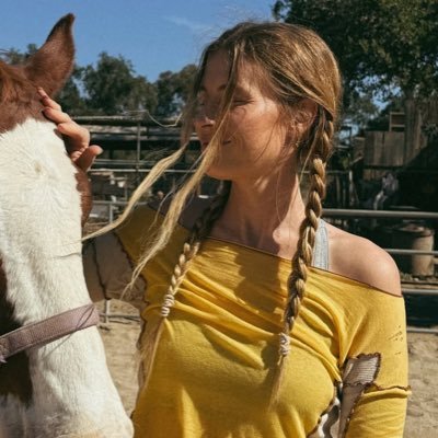 brunetteftw's profile picture. delay hate account 🤍