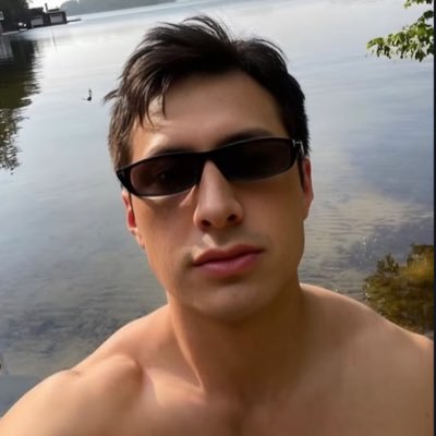 shaneshole's profile picture. he/him/holender