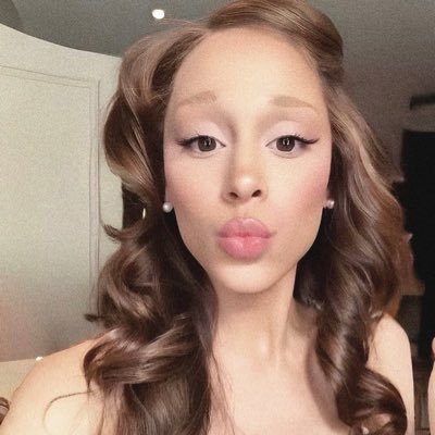 pauinhaze's profile picture. directed by sofia coppola !